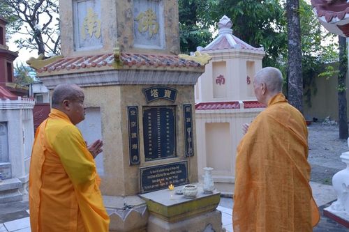 Đại lão Hòa thượng Thích Trí Quảng tảo tháp chư vị Tổ sư trước thềm Xuân Giáp Thìn