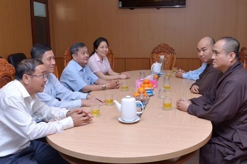 Ban Biên tập Báo Giác Ngộ thăm các cơ quan, thắp hương tưởng niệm cố Cư sĩ Tống Hồ Cầm