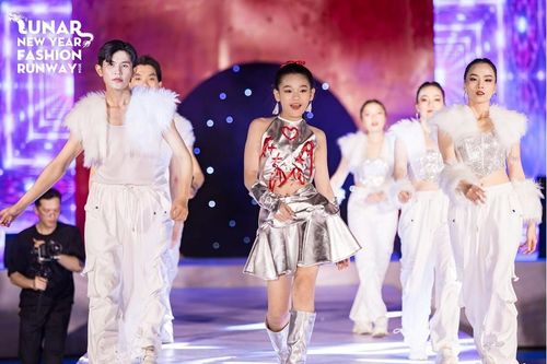 Nguyễn Phan Bảo Ngọc cháy hết mình trong màn biểu diễn mở màn show Lunar New Year Fashion Runway 2024