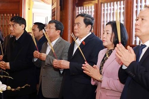 Phó Chủ tịch Thường trực Quốc hội Trần Thanh Mẫn cùng Lãnh đạo, nguyên Lãnh đạo Đảng và Nhà nước dâng hương tưởng niệm Chủ tịch Hồ Chí Minh