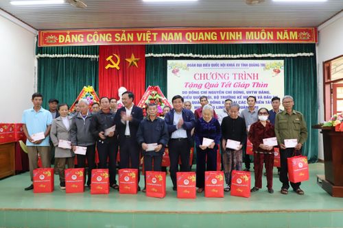 Bộ trưởng Bộ Kế hoạch và Đầu tư tặng quà Tết tại Quảng Trị