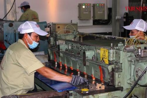 Doanh nghiệp sản xuất vẫn 'đánh đu' trước áp lực chi phí