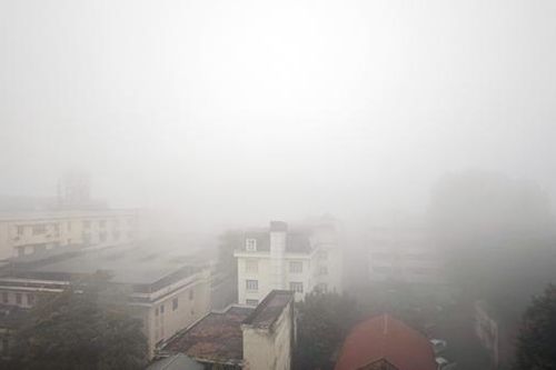Hà Nội sương mù dày đặc giăng kín lối, 8h sáng xe vẫn phải bật đèn