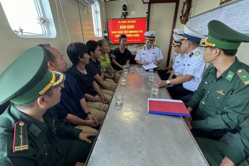 Đưa 5 ngư dân lâm nạn trên vùng biển Trường Sa về đất liền