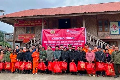 Đoàn thanh niên Điện lực Lào Cai tặng quà Tết hộ nghèo ở Sa Pa