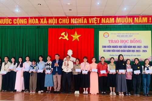 Hội Khuyến học tỉnh Quảng Nam trao 353 triệu đồng học bổng, quà Tết tặng học sinh, sinh viên vượt khó