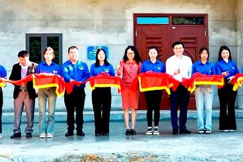 Lào Cai: Bàn giao 'Nhà nhân ái' và 'Nhà khăn quàng đỏ' cho học sinh có hoàn cảnh khó khăn đón Tết