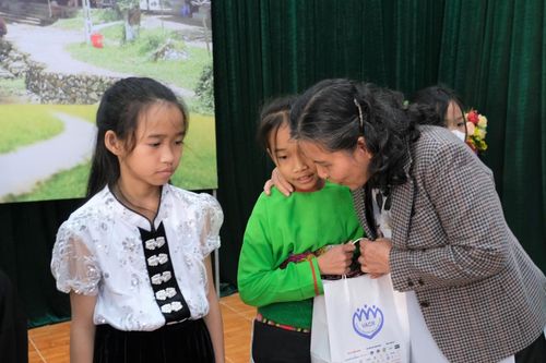 Tết yêu thương đến với trẻ em nghèo