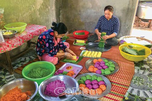 Tất bật gói bánh tét mùa Tết