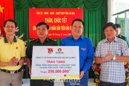 Bàn giao công trình Thanh niên 'Điện năng lượng mặt trời' tại Hòn Chuối