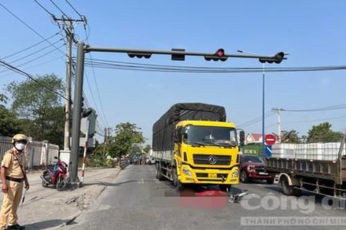 Thương tâm bé gái lớp 7 bị xe tải tông tử vong trên đường đi học về