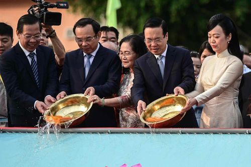 Chủ tịch nước Võ Văn Thưởng cùng kiều bào thả cá chép 'tiễn ông Táo'