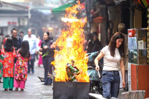Dân phố cổ Hà Nội vừa đốt vàng mã vừa lo canh lửa