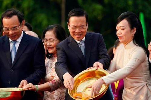 Chủ tịch nước Võ Văn Thưởng cùng kiều bào dâng hương, thả cá tại Bến Nhà Rồng