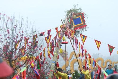Dựng cây nêu, thả cá chép ở dòng sông cổ tại Hoàng thành Thăng Long đón Tết Giáp Thìn