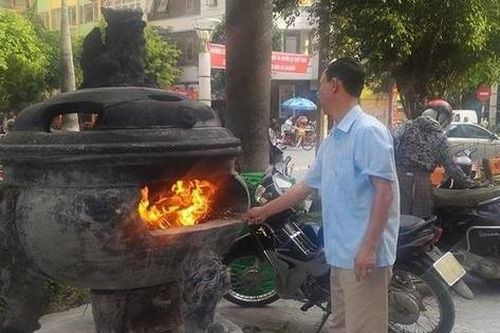 Khuyến cáo phòng cháy khi thắp hương, đốt vàng mã dịp Tết