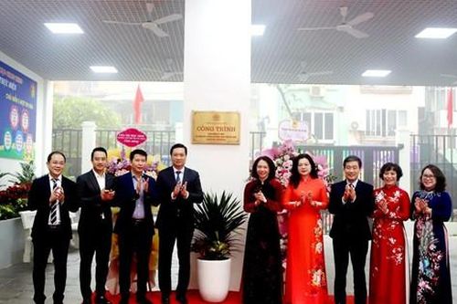 Quận Hoàn Kiếm gắn biển công trình chào mừng 94 năm Ngày thành lập Đảng