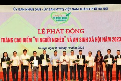Trích 1 tỷ đồng tặng quà hộ nghèo, cận nghèo, hộ có hoàn cảnh đặc biệt khó khăn tỉnh Cao Bằng