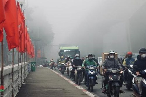 Hà Nội chìm trong sương mù dày đặc, nhiều người ngỡ như đang ở Sapa