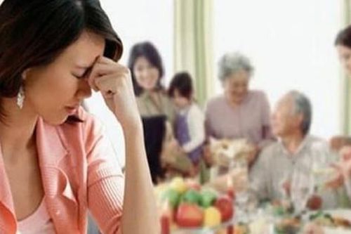 Biếu mẹ chồng 2 triệu tiền lẻ để mừng tuổi, bà lập tức có hành động khiến tôi suy sụp