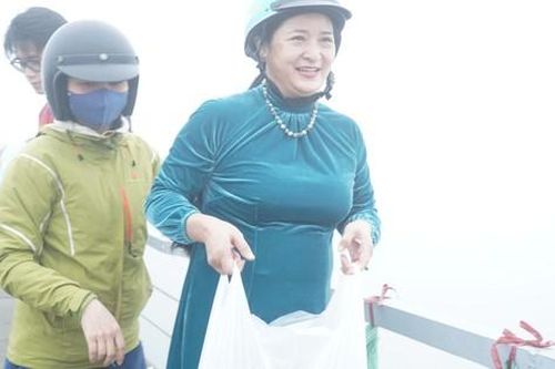 Người Hà Nội tất bật thả cá chép tiễn ông Táo trong biển sương mù dày đặc