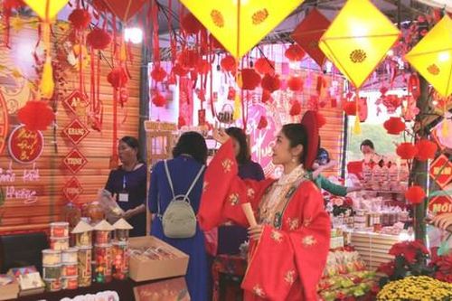 Hàng trăm người thích thú trải nghiệm không gian Tết bên di tích Huế