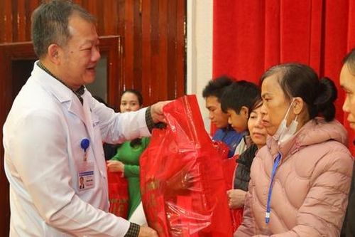 Mang 'Xuân yêu thương, Tết sẻ chia' ấm áp đến hơn 500 người bệnh nghèo