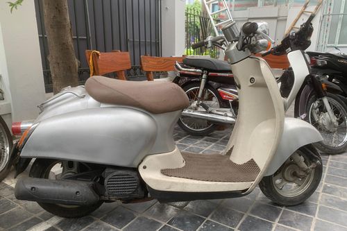 Công an quận Cầu Giấy tìm chủ sở hữu chiếc xe Honda Crea màu xám