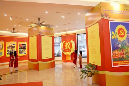 Triển lãm ảnh 'Đảng cho ta mùa xuân'