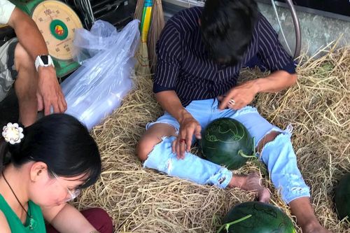 'Điêu khắc' dưa hấu hút khách dịp Tết