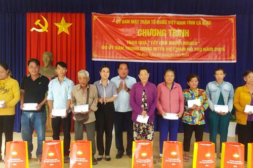 Trao 150 suất quà Tết của Mặt trận Trung ương cho hộ nghèo ở Cà Mau