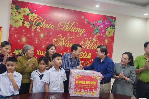 Phó Chủ tịch Nguyễn Hữu Dũng tặng quà Tết cho trẻ em và người yếu thế ở Quảng Bình