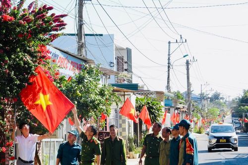 Đắk Lắk: Cư Êbur rực rỡ sắc cờ đỏ sao vàng 'mừng Đảng, mừng Xuân'