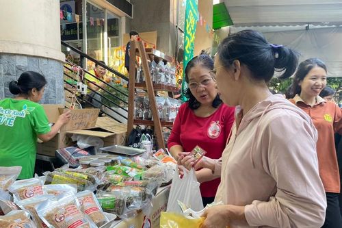 Người dân nô nức mua sắm tại phiên chợ 'Tết Xanh - Quà Việt' 2024