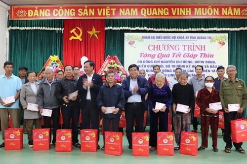 Bộ Kế hoạch và Đầu tư thăm, tặng quà cho gia đình chính sách ở Quảng Trị