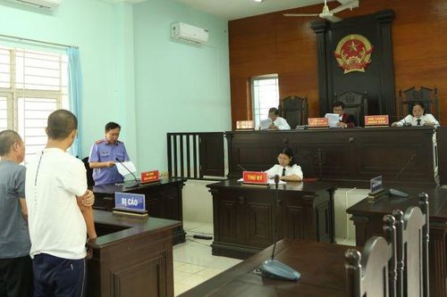 Tuyên án 6 năm 6 tháng tù giam bị cáo buôn bán hàng cấm là pháo nổ