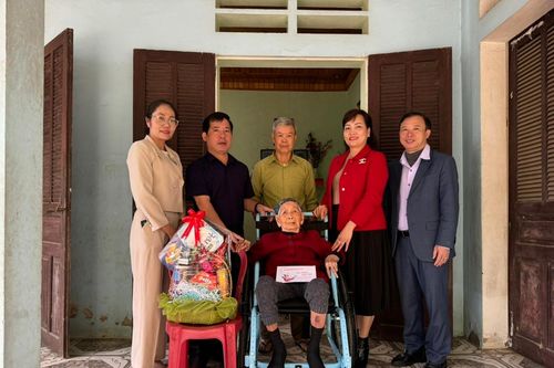 Báo Nhân Dân thăm, chúc tết Mẹ Việt Nam Anh hùng