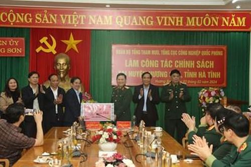 Bộ Tổng Tham mưu và Tổng cục Công nghiệp quốc phòng thăm, tặng quà tại Hà Tĩnh