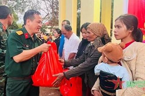 Binh đoàn 16 tổ chức 'Tết sum vầy - Xuân chia sẻ' Thắm tình quân dân