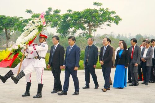 Lãnh đạo tỉnh Quảng Nam dâng hoa, dâng hương các mẹ Việt Nam anh hùng, anh hùng liệt sĩ