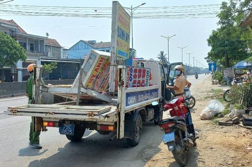 Công an xã tham gia bảo đảm ATGT