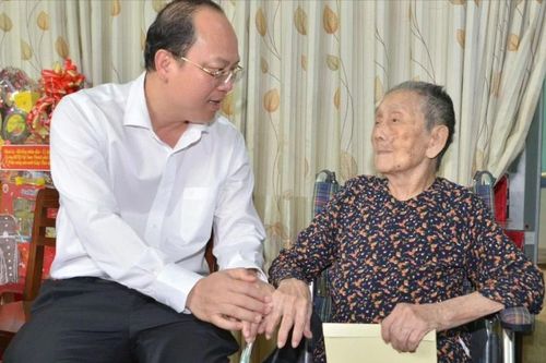 Đồng chí Nguyễn Hồ Hải thăm, chúc tết người cao tuổi, gia đình khó khăn