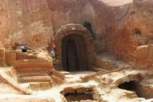 Thấy 48 quan tài quy tụ trên núi chuyên gia lập tức làm điều này