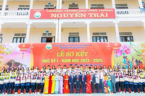 Trường THPT Nguyễn Trãi (Hải Phòng) trao quà Tết và học bổng cho HS tiêu biểu