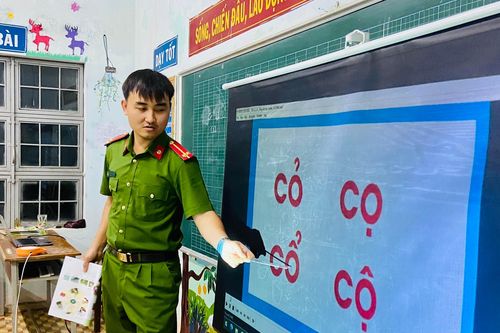 Trung úy công an và lớp học đặc biệt