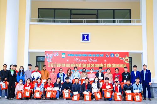 Gần 650 sinh viên Huế được tặng quà, hỗ trợ vé xe về quê ăn Tết