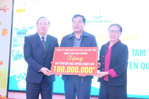 Gia đình tiến sĩ Lê Xuân Thảo hỗ trợ Quỹ khuyến học huyện nghèo 100 triệu đồng