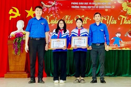 Nhặt được ví đầy tiền mặt, 2 nữ sinh tìm đến nhà trả người đánh mất