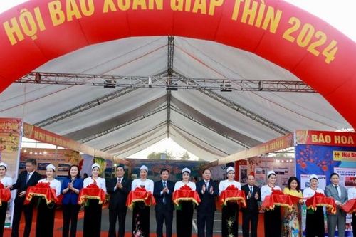 Hội Báo xuân Giáp Thìn tỉnh Hòa Bình giới thiệu trên 400 đầu báo, tạp chí