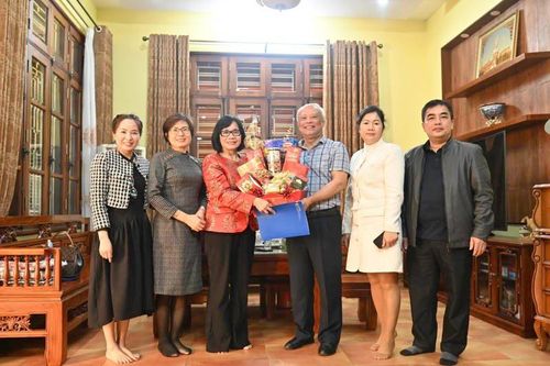 Lãnh đạo Bộ Tư pháp thăm, chúc Tết gia đình các đồng chí nguyên lãnh đạo Bộ